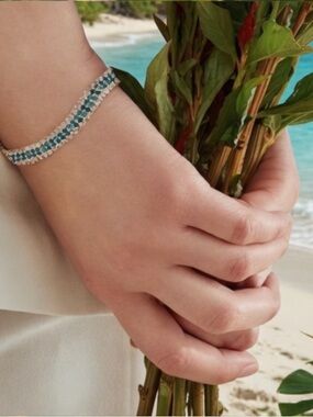 Elegant Blue and Gold Crystal Bracelet with Minimalist Design
